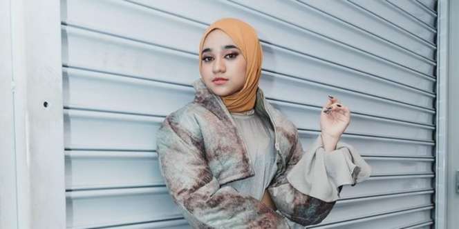 Ikut Tren Frosted Lipstick 90-an, Wajah Nabila Taqiyyah Fresh Banget
