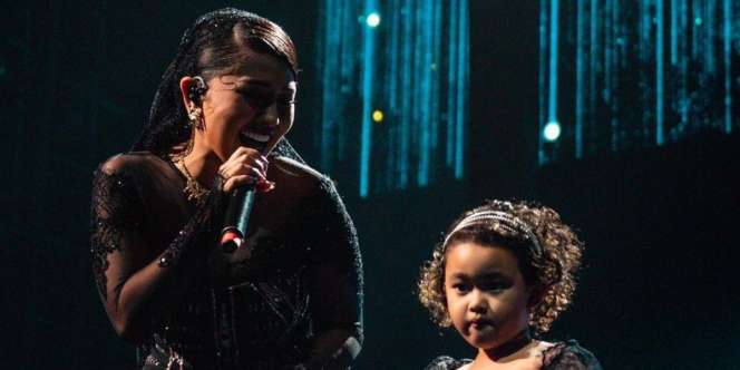 7 Potret Momen Haru Mutia Ayu dan Gewa 'Bertemu' Glenn Fredly di Panggung