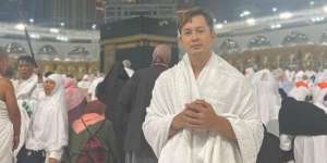 MasyaAllah! Intip 5 Potret Kiki Farel Bagi-Bagi Nasi Box di Tanah Suci