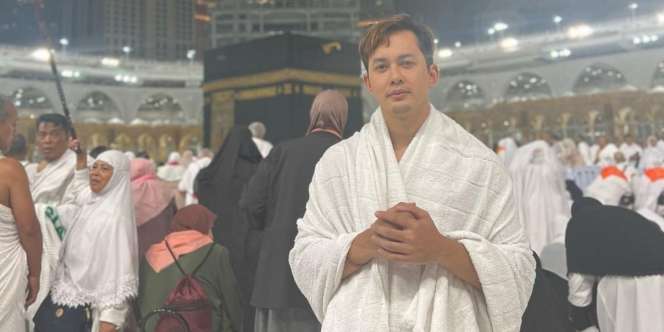 MasyaAllah! Intip 5 Potret Kiki Farel Bagi-Bagi Nasi Box di Tanah Suci