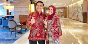 Sering Tampil Sederhana, Potret Dine Mutiara saat Menemani Sahrul Gunawan Dinas, Kedapatan Pakai Sandal Mewah