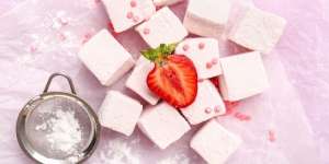 Bikin Marshmallow Stroberi Cuma dengan 4 Bahan