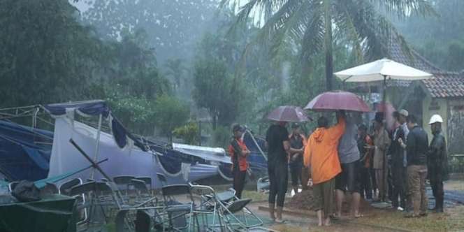 Mirip Sinetron Azab, Viral Pemakaman Koruptor Diiringi Hujan Badai dan Petir, Pelayat Lari Ketakutan