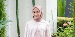 Dipulas Makeup Matte Serba Nude Pink, Nina Zatulini Tampak Glowing