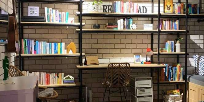 Desain Keren Rak Buku Bernuansa Industrial, Punya Sudut Santai