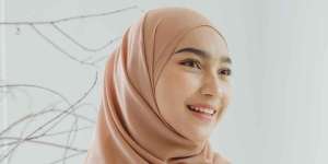 Tutorial Pashmina Curve dengan Look Anggun, Coba Yuk!
