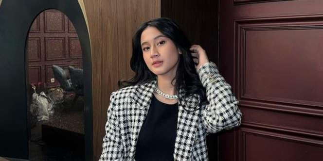 Makeup Soft Glam Keisya Levronka dan Berbalut Blazer Merah, Finishing Look 'Ibu Pejabat'