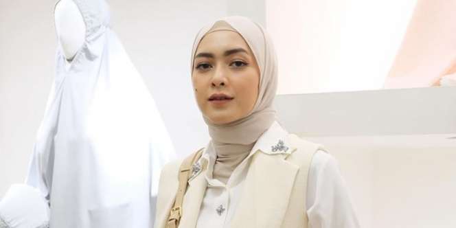 Style Keren Richa Iskak Mirror Selfie dengan Outfit Cewek Mamba