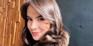 Soft Makeup Steffi Zamora, Andalkan Lipstik Warna Coral
