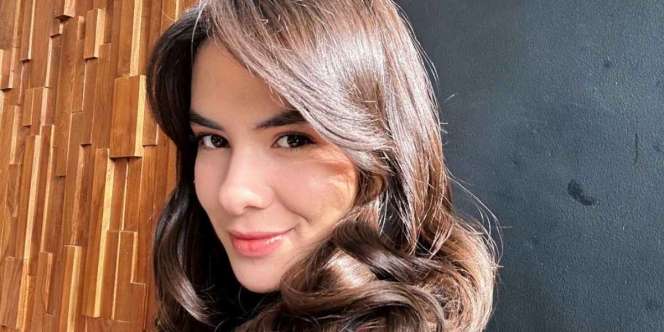 Soft Makeup Steffi Zamora, Andalkan Lipstik Warna Coral