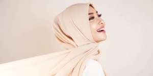 Tutorial Pashmina Crinkle Simpel, Wajah Jadi Tampak Tirus