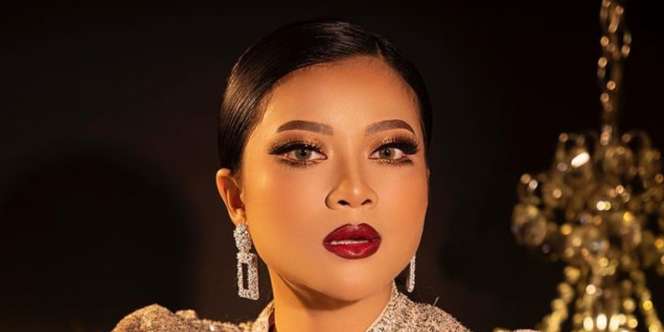 Tampil Full Glamor, Inspirasi Makeup dari Hanum Mega