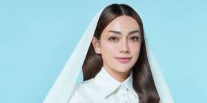 Celine Evangelista Anggun Saat Kenakan Hijab Satin