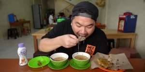 Momen Kocak YouTuber Nex Carlos Alami Kejadian Tak Terduga di Warung Makan, Wajahnya Nyungsep ke Dalam Mangkuk Soto: Sakit Nggak, Malunya..
