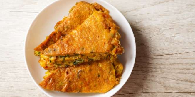 Bikin Telur Dadar Tebal Ala Restoran Padang dengan Topping Beragam