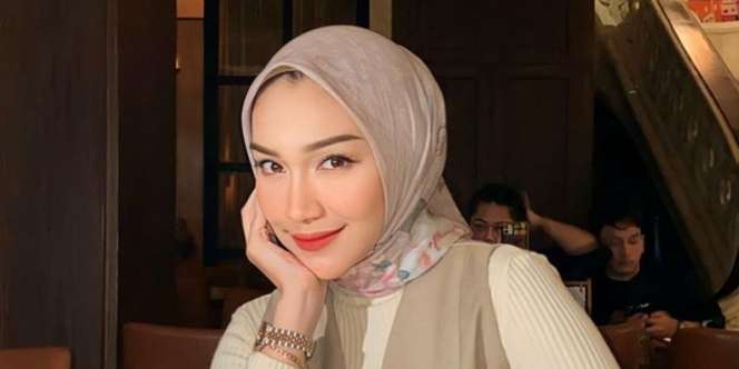 Melody Prima Bagikan Tutorial Makeup dengan Look Berkelas