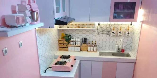 Desain Dapur Bernuansa Pink Putih Seperti di Rumah Barbie