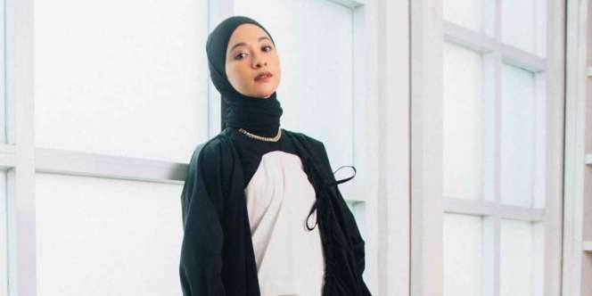 Inspirasi Office Look Bernuansa Pastel dari Poppy Bunga
