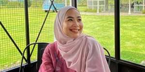 Outfit Sweet Feni Rose dengan Nuansa Pink, Cocok untuk Liburan