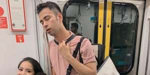 12 Potret Artis `Sultan` Saat Naik Angkutan Umum, Busana Aura Kasih Disorot, Kelewat Seksi?