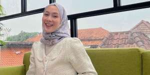 Sentuhan Stylish Blouse Putih untuk Daily, Tiru Gaya Dewi Melki
