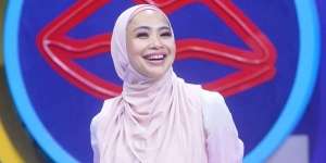 Coat Merah Menyala Berbahan Sutra, Lihat Airport Style Mewah Feni Rose 