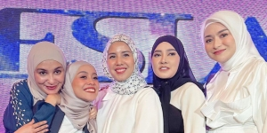 Gaya Seru Para Selebriti Hijab Padukan Warna Putih dan Biru