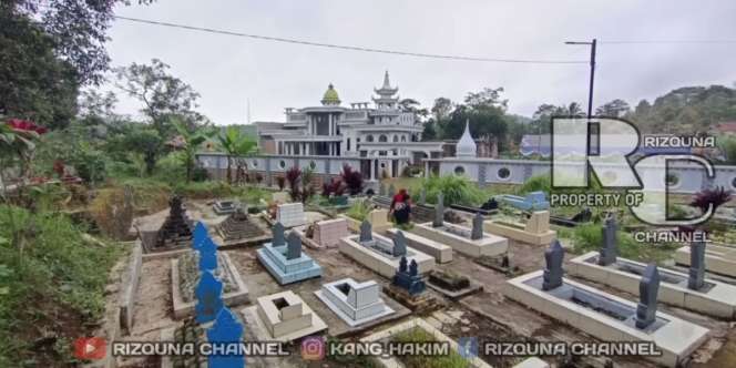 Potret Rumah Mewah di Tengah Kuburan Kuningan yang Viral, Ternyata Milik Pengusaha Sekaligus TNI AD