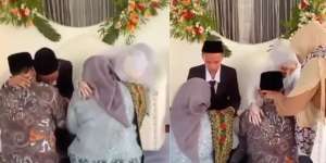 Dunia Terbalik! Viral Momen Orangtua Malah Sungkem ke Pengantin sampai Nangis Terharu