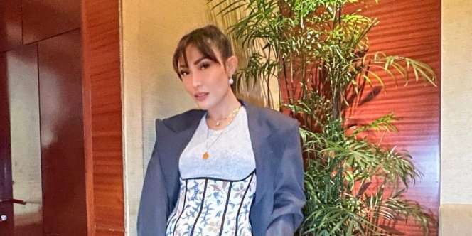 Pose Rebahan di Pinggir Kolam Renang, Penampilan Ayu Dewi Bikin Syok