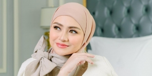 Outfit Layering Nathalie Holscher, Tampilan Jadi Lebih Classy