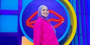 Segarnya Look Feni Rose Pakai Skirt Colorful