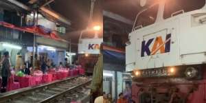 Viral Pernikahan di Pinggir Rel, Tamu Undangan Deg-degan Saat Kereta Lewat, 'The Real Pelan-Pelan Pak Sopir'