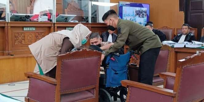 Datang Menggunakan Kursi Roda, Mantan Kekasih Mario Dandy Pingsan Usai Dicecar Jaksa di Tengah Persidangan
