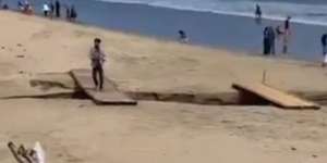 Viral Aksi Pungli di Pantai Carita, Jebak Wisatawan Pakai Jembatan Sekali Melintas Lewat Langsung Ditagih Rp5.000
