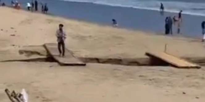 Viral Aksi Pungli di Pantai Carita, Jebak Wisatawan Pakai Jembatan Sekali Melintas Lewat Langsung Ditagih Rp5.000