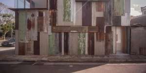 Viral! Rumah Anti Sombong Berdinding Lembaran Seng Karatan, Saat Masuk Ternyata Interiornya Bikin Tercengang