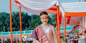 Gaya Etnik Ayang Kahiyang dalam Balutan Busana Sentuhan Adat Batak