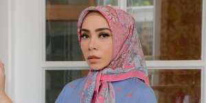 Dipulas Dramatic Glam Makeup, Melly Goeslaw Dipuji Seperti Usia 20-an