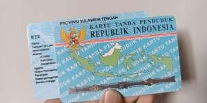 Pose Foto KTP Emak-Emak Ini Bikin Netizen Tahan Tawa: Lirikannya Tajam ke Samping, Bukan ke Depan