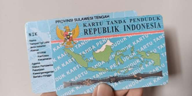 Pose Foto KTP Emak-Emak Ini Bikin Netizen Tahan Tawa: Lirikannya Tajam ke Samping, Bukan ke Depan