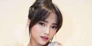 Tampil dengan Makeup Soft, Fuji Dipuji Mirip Tinkerbell