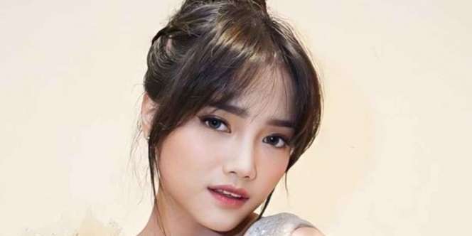 Tampil dengan Makeup Soft, Fuji Dipuji Mirip Tinkerbell