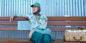 Style Boyish Zaskia Adya Mecca Pakai Outfit Serba Kelly Green 