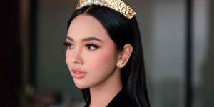 Pose Santai dan Simpel, Harga Outfit Lyodra Hampir Capai Rp30 Juta