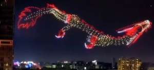 Viral! Penampakan Naga Berukuran Raksasa Terbang di Langit Kota China