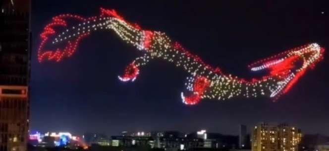 Viral! Penampakan Naga Berukuran Raksasa Terbang di Langit Kota China