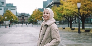 Gaya Santun Natasha Rizky Pakai Gamis Loose Nan Manis
