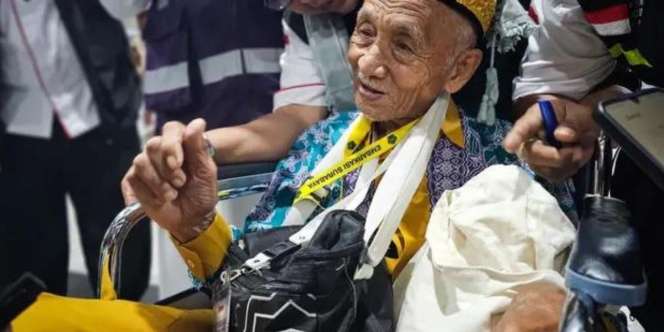 Kisah Perjalanan Haji Tertua Indonesia Mbah Harun, Tahan Berdesak-desakan hingga Akhirnya Dibantu Kursi Roda