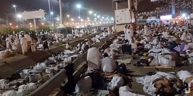 Kisah Haru Jemaah Haji Indonesia: Kelelahan Usai Jalan Kaki 14 Km, Tidur di Selokan Beralas Kardus